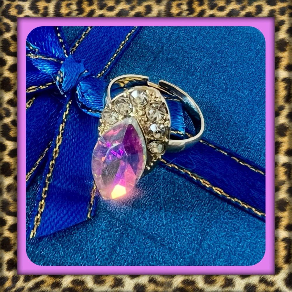 👑✅PRICE FIRM✅ Elegant Crystal Cocktail Fashion Ring. NWOT